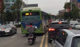 公交车最新爆料事故车,揭秘事故真相！”