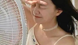 纹身网红吃瓜图片女生,女生表情引热议