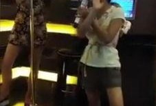 潮妈爆料被扒衣服视频大全,被扒衣服视频大全引发热议
